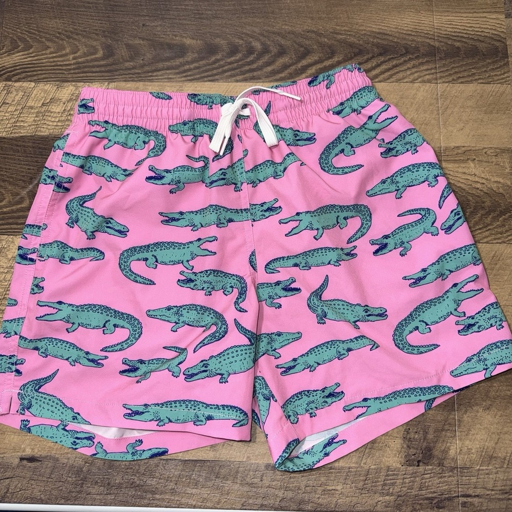 Chubbies Shorts Mens SMALL  5.5" Inseam Swim Trunks Stretch Alligator Print PINK